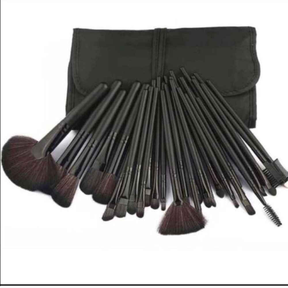 BRAND NEW MAKEUP BRUSH SET